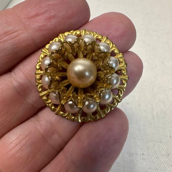 Vtg Brooch Pin WMNS Gold Tone Round Faux Pearl Round Flower Design Elegant Retro - Picture 2 of 6